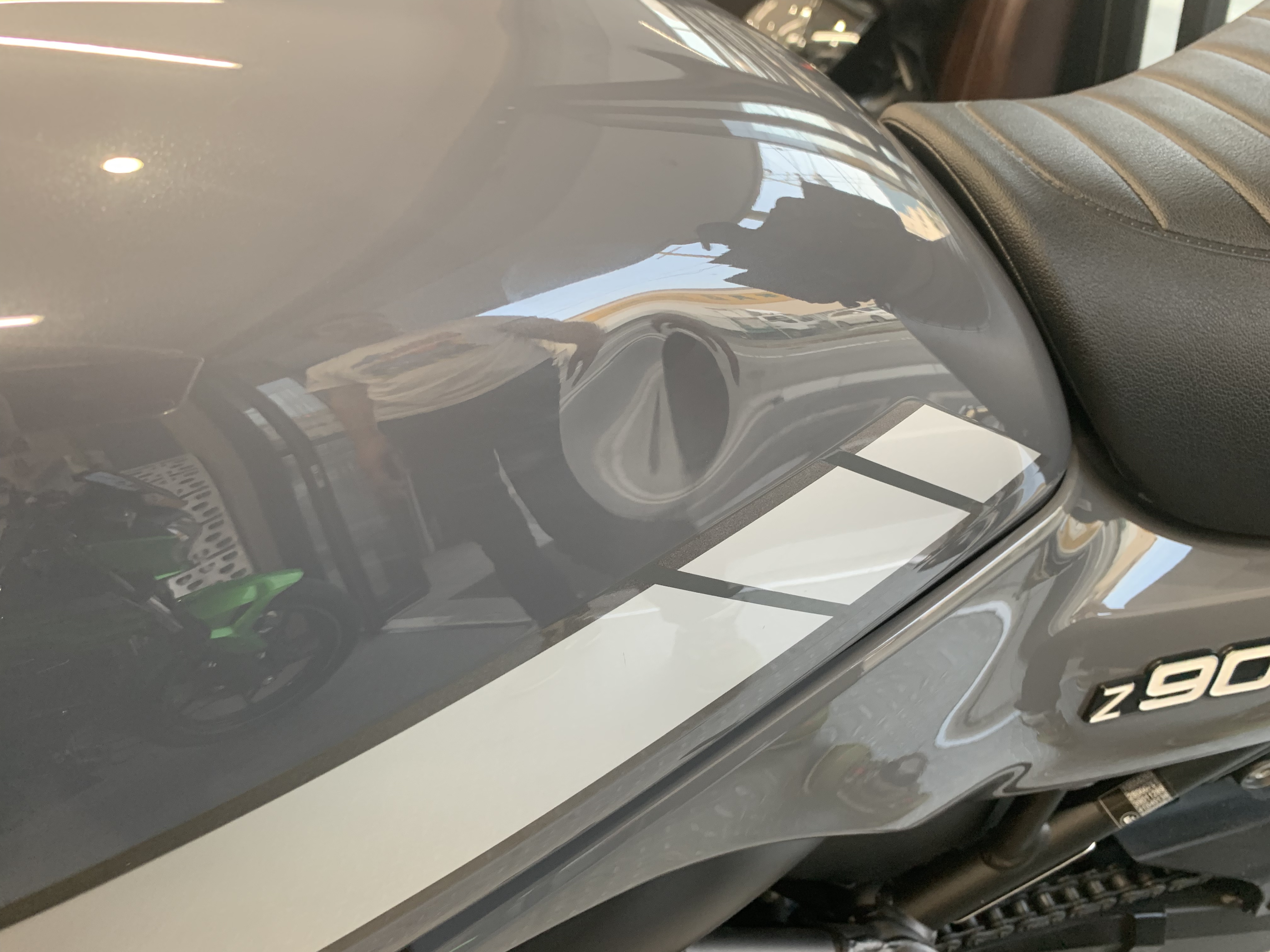カワサキ Z900RS タンク凹み修理 | バイクコーティングや 